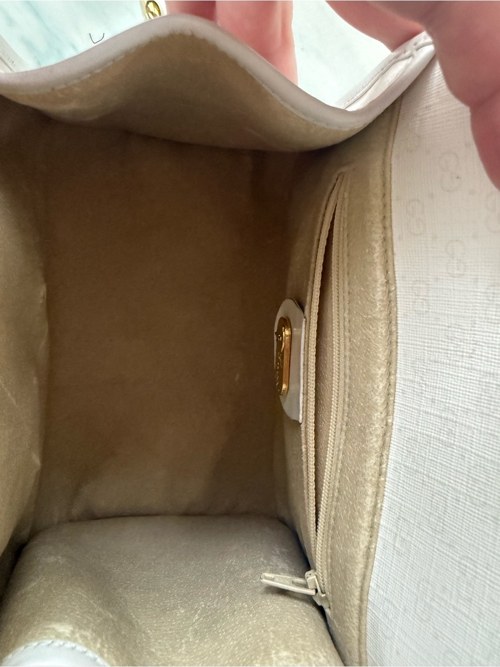 Vintage Gucci White Crossbody Bag with Gold Hardware - Picture 10 of 15